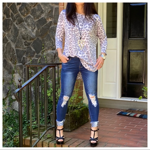 ✨LAST ONES✨Grey Leopard loose fit chic tunic top - Picture 3 of 9